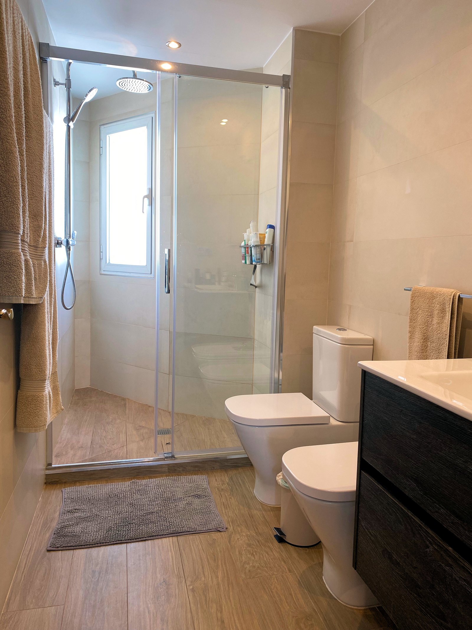 Baño reformado del suite de ático en venta en Marbella