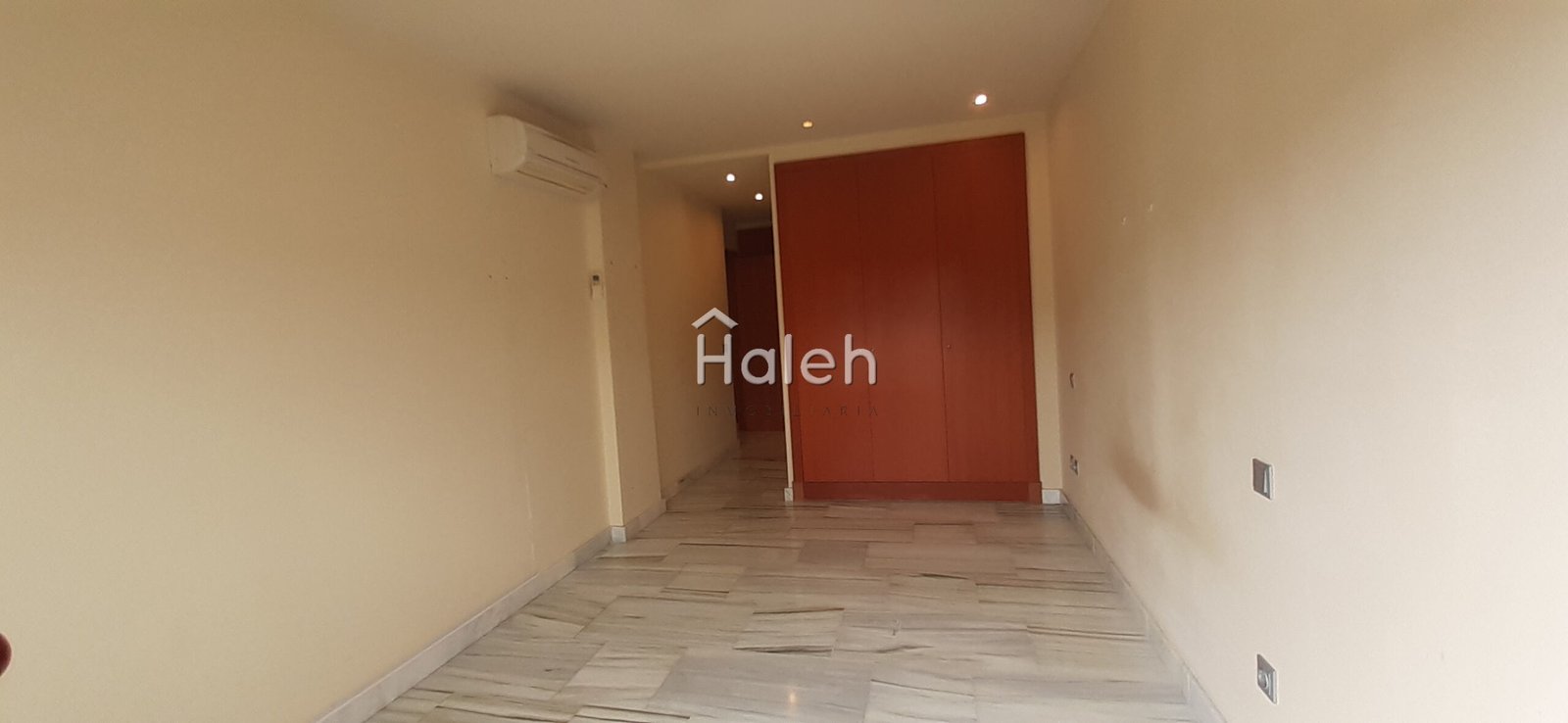 Dormitorio con acceso a la terraza