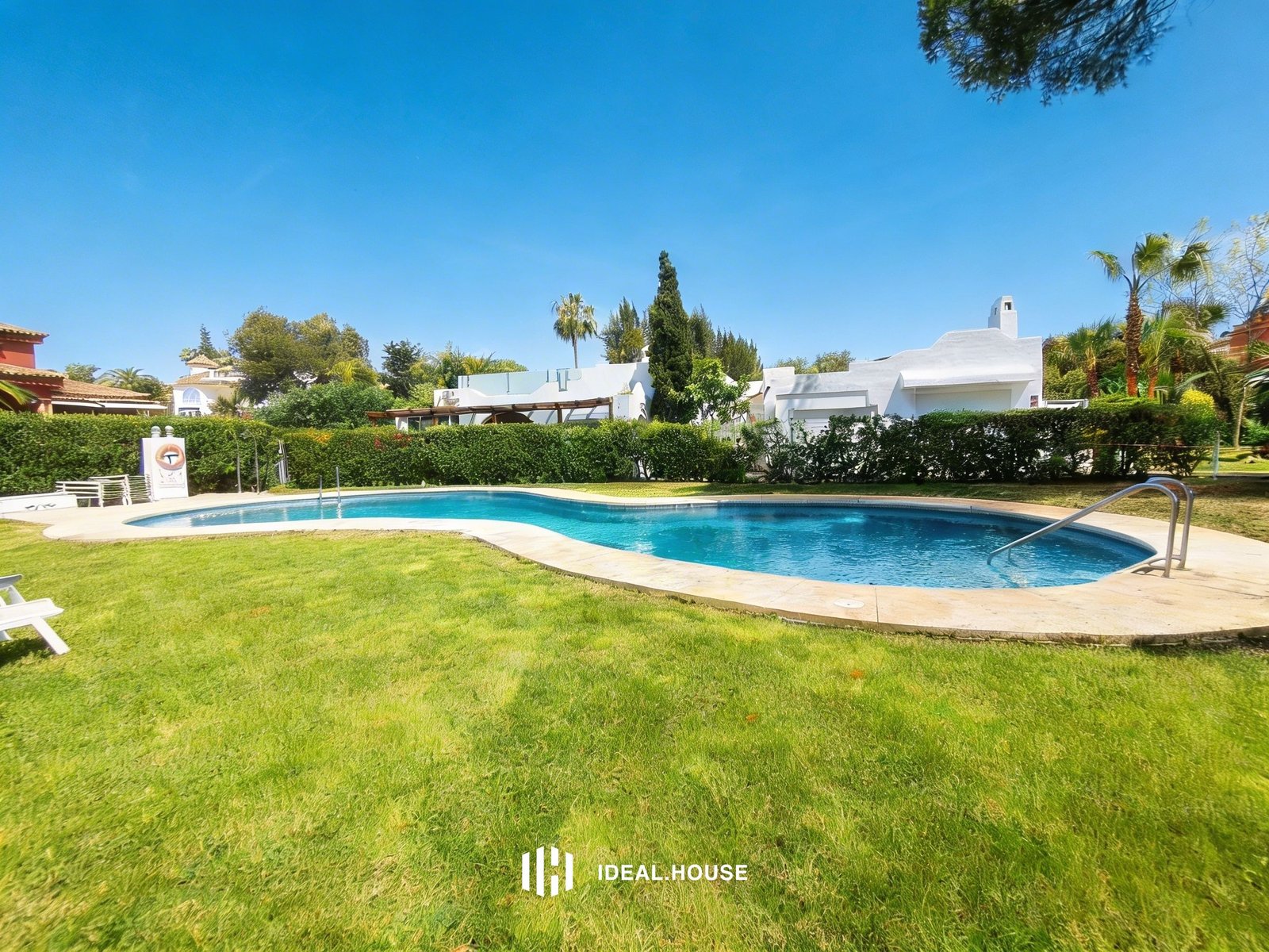 Piscina- Villa en venta en Marbella