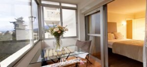 PISO EN ESTEPONA-DORMITORIO CON TERRAZA