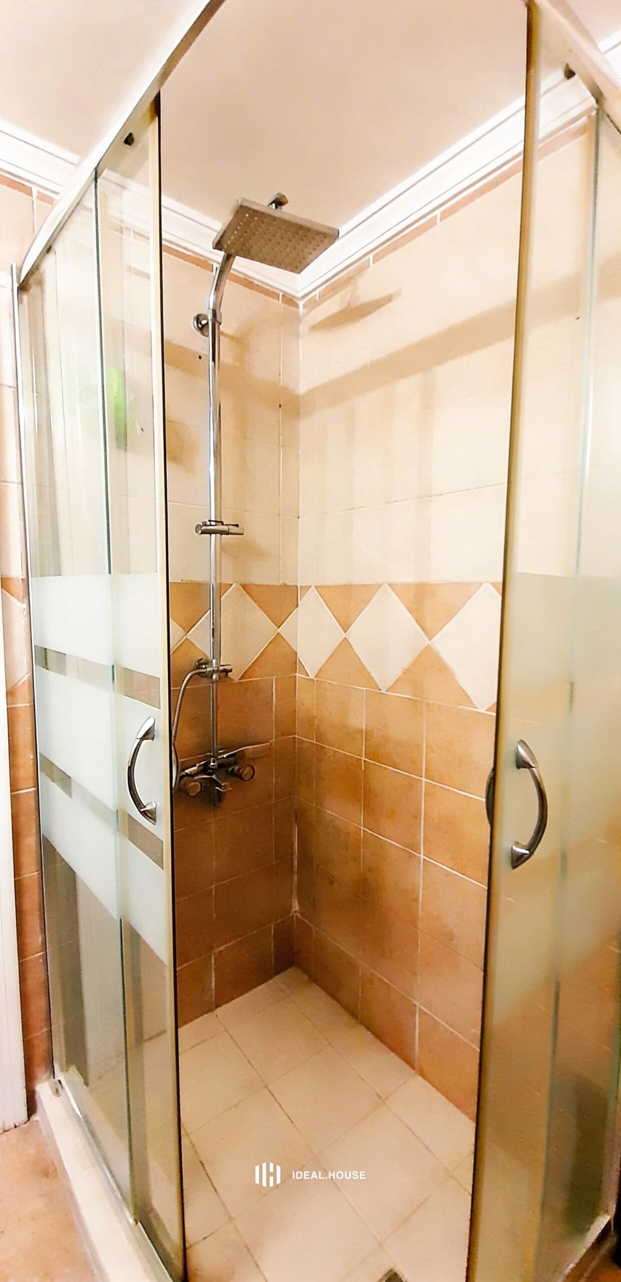 piso en estepona-baño con plato de ducha