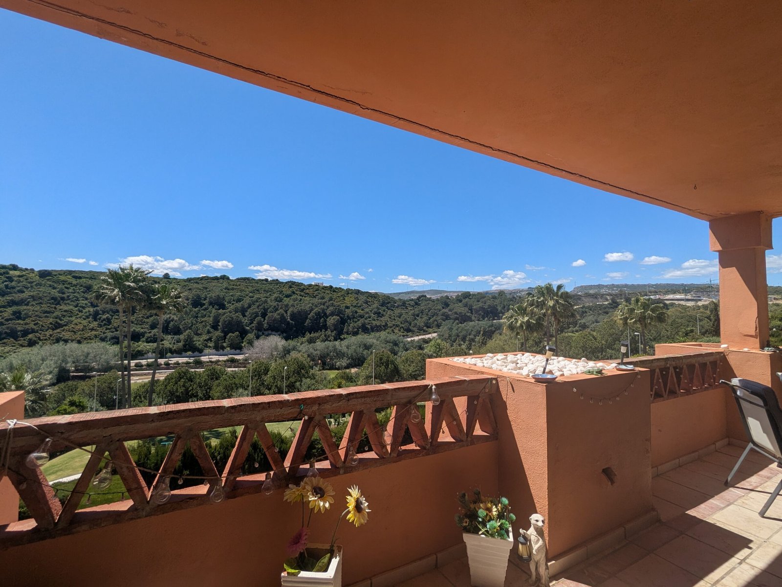 Terraza - Fantástico piso en venta en la urbanización Doña Julia, en Casares Costa, una de las zonas más tranquilas y demandadas de la Costa del Sol. Vivienda muy luminosa de 90 m² con 2 dormitorios tipo suite, amplio salón con salida a gran terraza de 21 m², cocina equipada con lavadero, plaza de garaje y trastero. Destaca por sus vistas abiertas a zonas verdes y su entorno natural ideal para vivir o invertir.