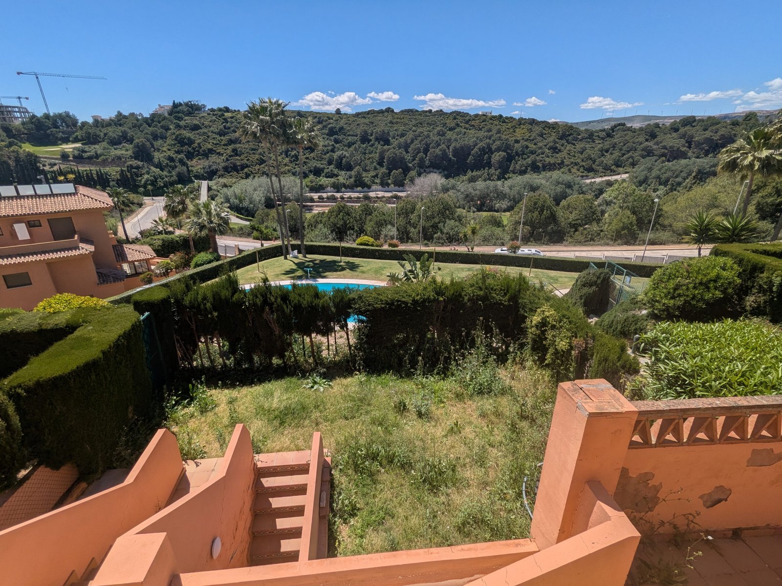 Vista - Fantástico piso en venta en la urbanización Doña Julia, en Casares Costa, una de las zonas más tranquilas y demandadas de la Costa del Sol. Vivienda muy luminosa de 90 m² con 2 dormitorios tipo suite, amplio salón con salida a gran terraza de 21 m², cocina equipada con lavadero, plaza de garaje y trastero. Destaca por sus vistas abiertas a zonas verdes y su entorno natural ideal para vivir o invertir.