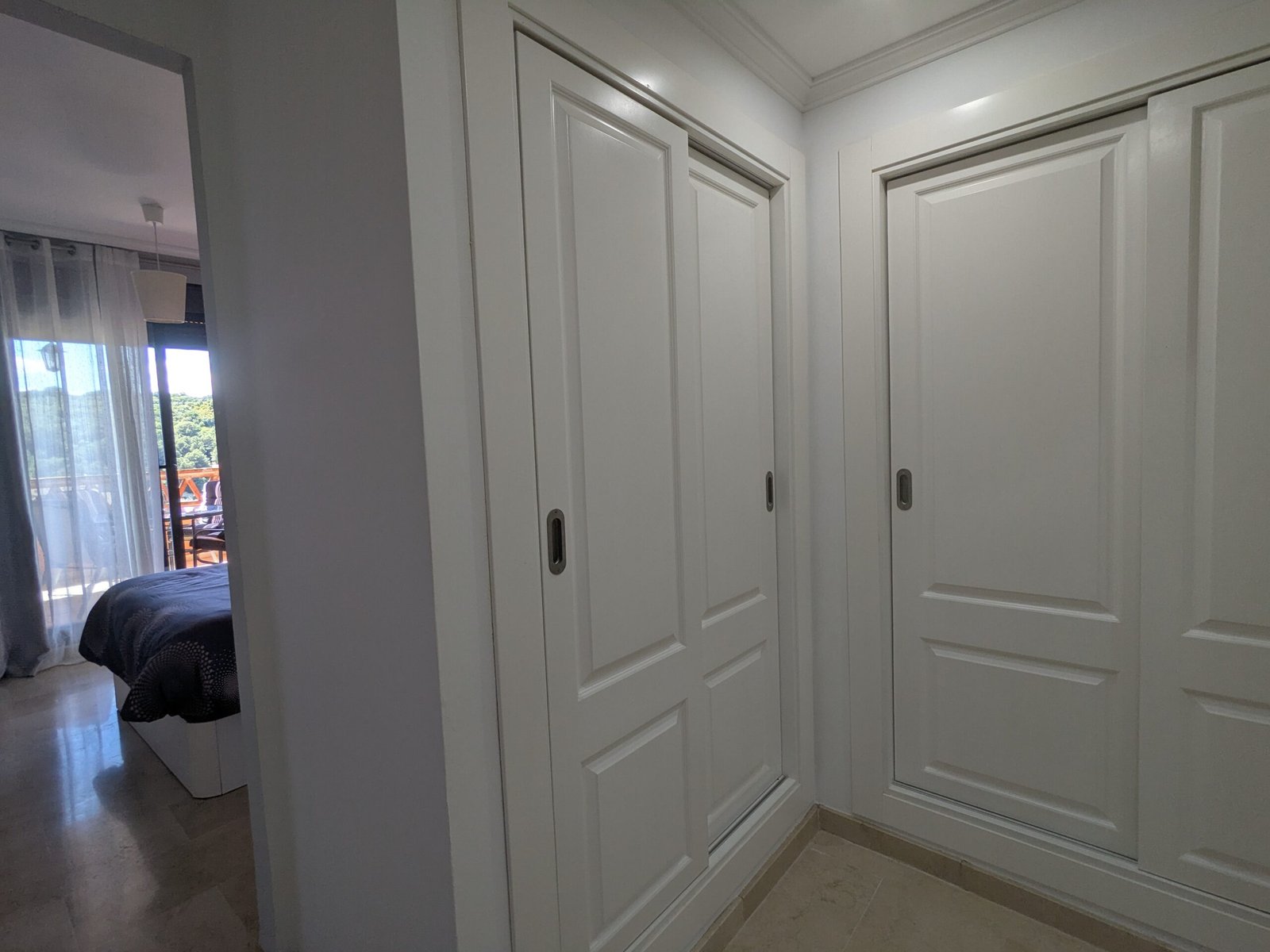 Vestidos - Fantástico piso en venta en la urbanización Doña Julia, en Casares Costa, una de las zonas más tranquilas y demandadas de la Costa del Sol. Vivienda muy luminosa de 90 m² con 2 dormitorios tipo suite, amplio salón con salida a gran terraza de 21 m², cocina equipada con lavadero, plaza de garaje y trastero. Destaca por sus vistas abiertas a zonas verdes y su entorno natural ideal para vivir o invertir.