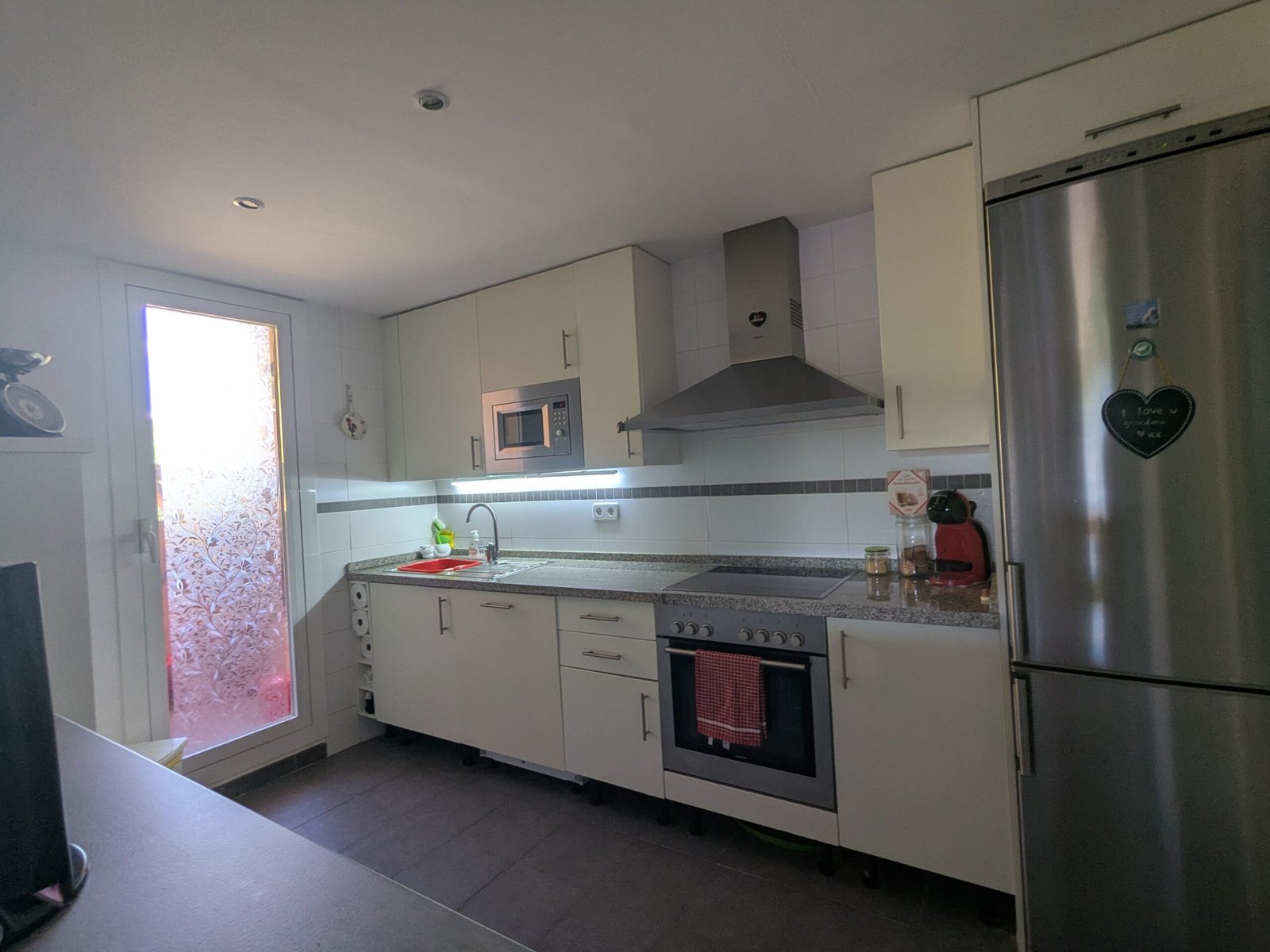 Cocina - Fantástico piso en venta en la urbanización Doña Julia, en Casares Costa, una de las zonas más tranquilas y demandadas de la Costa del Sol. Vivienda muy luminosa de 90 m² con 2 dormitorios tipo suite, amplio salón con salida a gran terraza de 21 m², cocina equipada con lavadero, plaza de garaje y trastero. Destaca por sus vistas abiertas a zonas verdes y su entorno natural ideal para vivir o invertir.