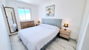 Dormitorio-La cocina está completamente equipada con frigorífico, horno, placa vitrocerámica, lavavajillas y lavadora, lista para entrar a vivir.