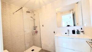 Baño-La cocina está completamente equipada con frigorífico, horno, placa vitrocerámica, lavavajillas y lavadora, lista para entrar a vivir.